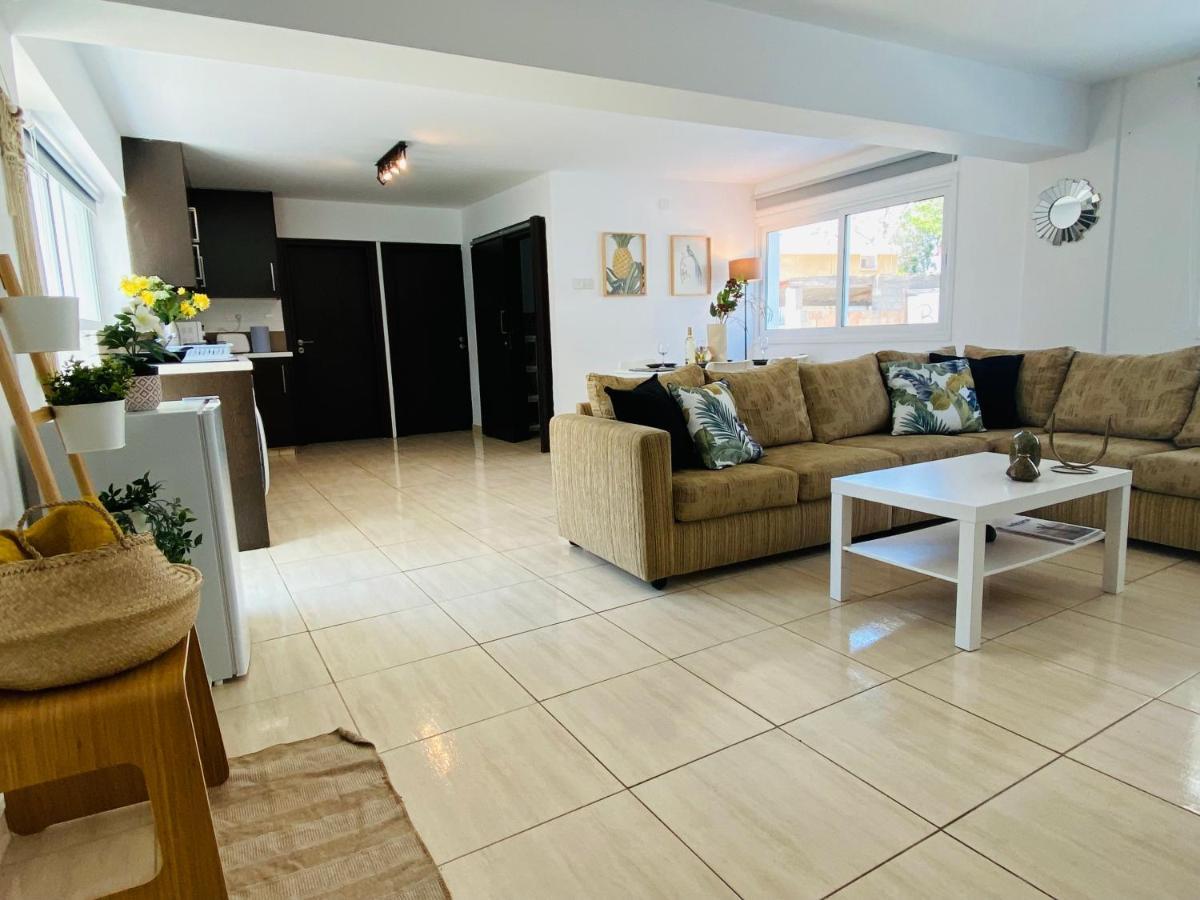 Serena'S 2-Br Apartment In Lárnaka Eksteriør bilde
